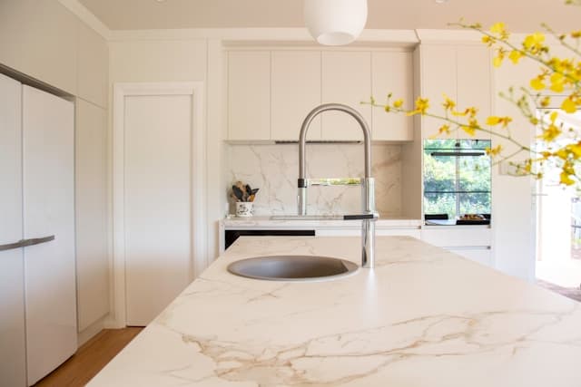 Choosing the Right Kitchen Worktop: Quartz, Granite or Laminate