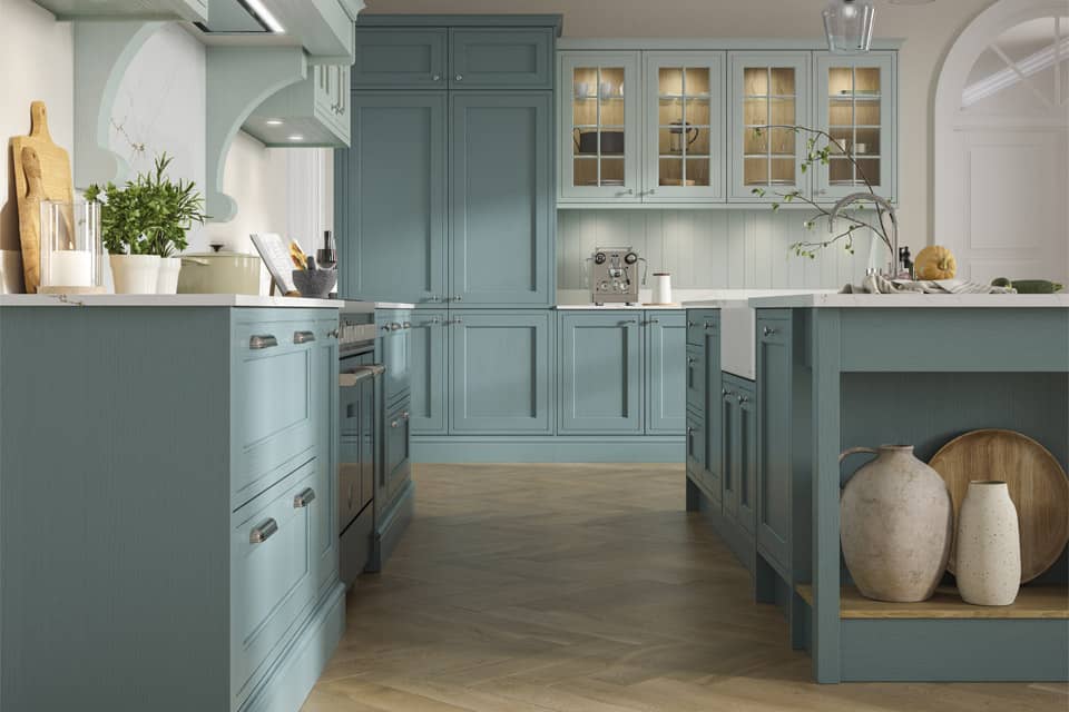 Traditional in-frame kitchen with cornice