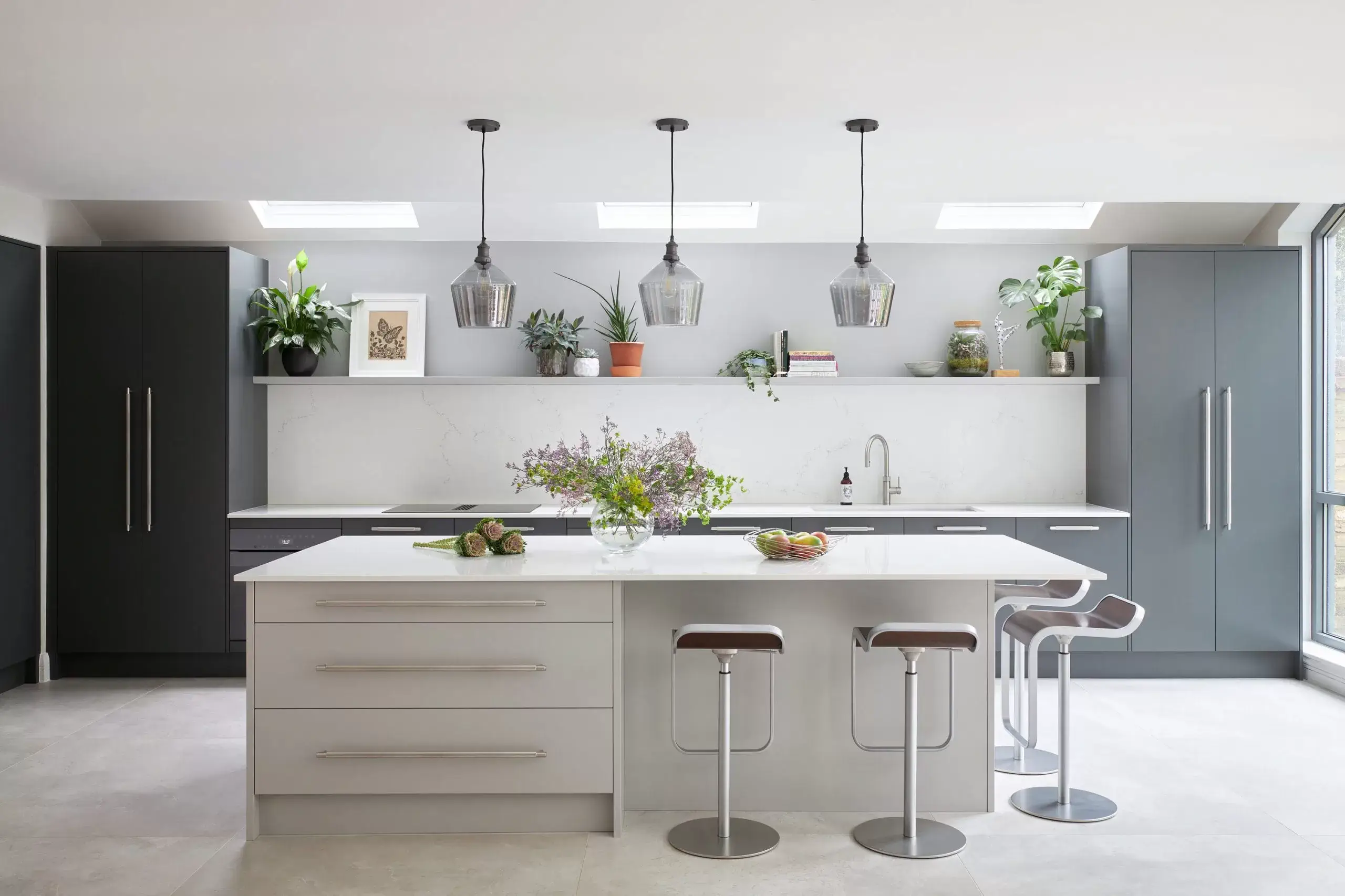 Modern handleless kitchen with island